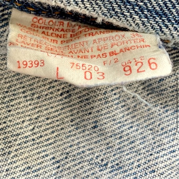 Vintage Levi’s medium-wash denim jacket with a leather collar. 💙 - Picture 6 of 9